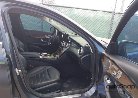 2015 Mercedes-Benz C 300 Luxury 4Matic z USA, uszkodzony, nr VIN 55SWF4KB0FU030722